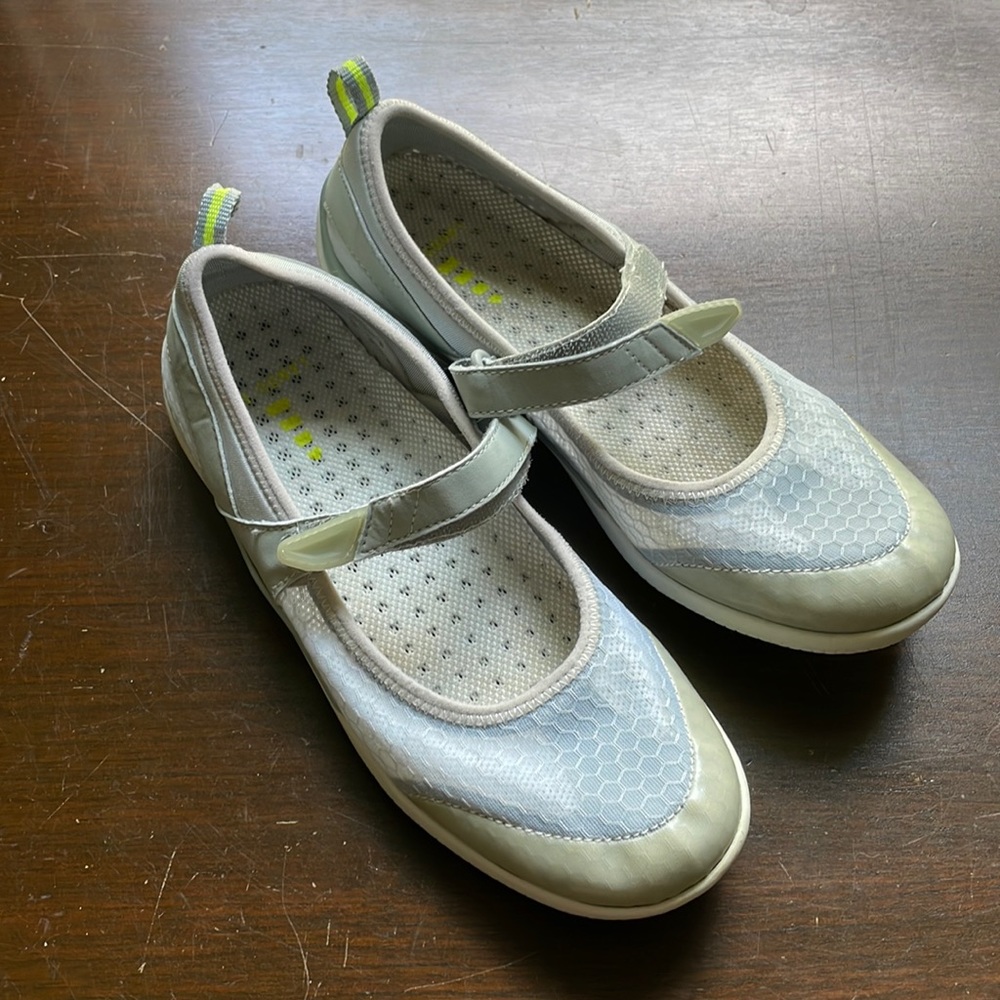 Lands End Women’s 7.5 Water Shoes